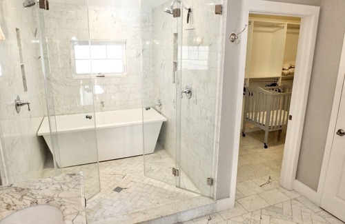 Peninsula House | The Perfect Beach House! Private and Desirable 5 BDR, Walk to Dining & Shopping