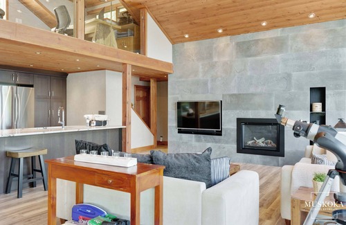 Georgian Bay House | The perfect blend of comfort and natural beauty on Go Home Lake.