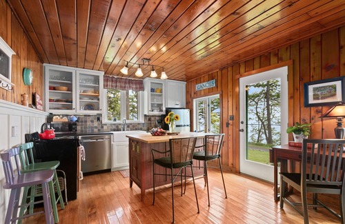 Bow Cottage | The Perfect Fall Getaway! Cozy water view cottage, near fun hikes & great dining