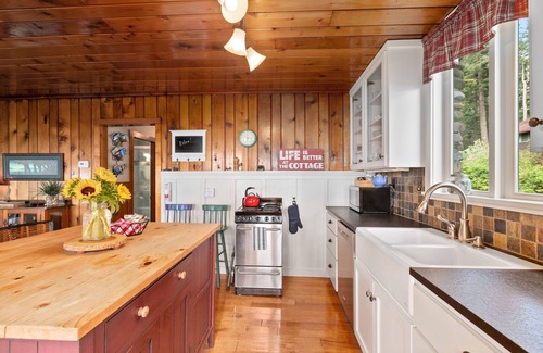 Bow Cottage | The Perfect Fall Getaway! Cozy water view cottage, near fun hikes & great dining