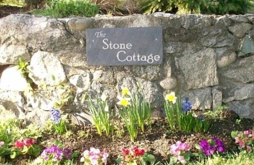 Bow Cottage | The Perfect Fall Getaway! Cozy water view cottage, near fun hikes & great dining