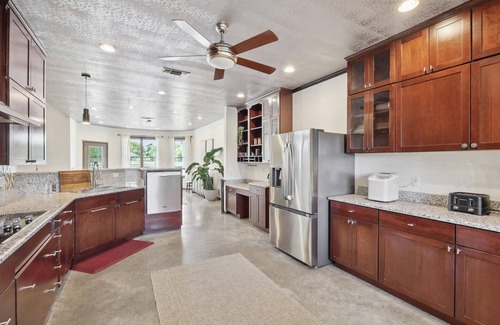 Ponder House | The Perfect Getaway 5BR/4BA with Pool and Hot Tub