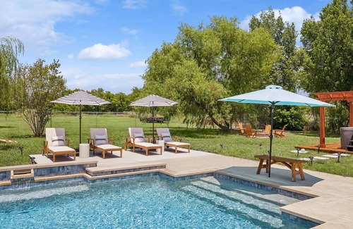 Ponder House | The Perfect Getaway 5BR/4BA with Pool and Hot Tub