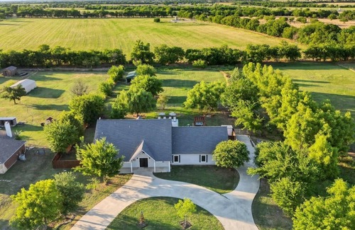 Ponder House | The Perfect Getaway 5BR/4BA with Pool and Hot Tub