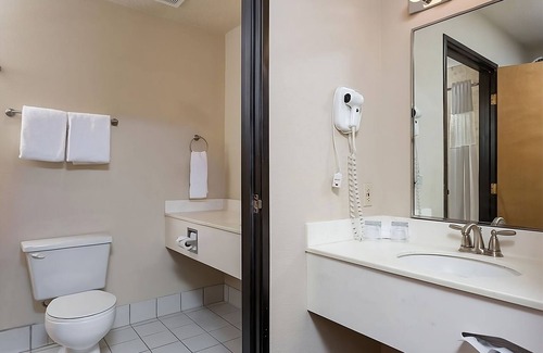 Newport Hotel | The Perfect Group Escape! 2 Modern Units, Free Parking, Pets Are Welcome!