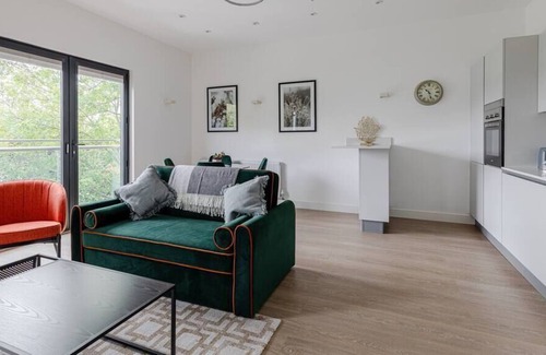 Windlesham Apartment | The Perfect Home for Business Travellers!