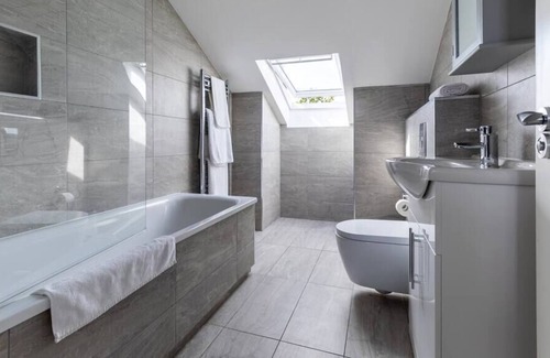 Windlesham Apartment | The Perfect Home for Business Travellers!