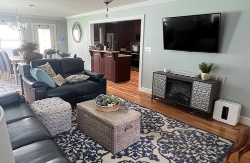 Prosperity House | The perfect lake retreat!