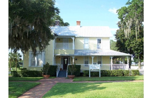 Auburndale Apartment | The Perfect Package of Space, Style and Comfort