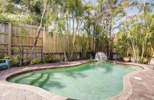 Flamingo Parks House | The Periwinkle House - Bask Poolside at this Sunlit West Palm Retreat