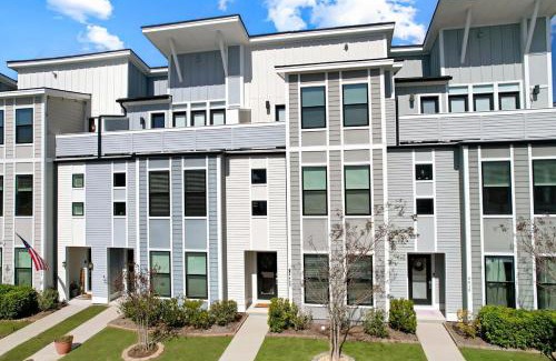 North Charleston House | The Picasso colorful HUGE home