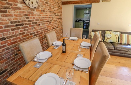 Burgh le Marsh Cottage | THE PINE, pet friendly, with hot tub in Burgh Le Marsh