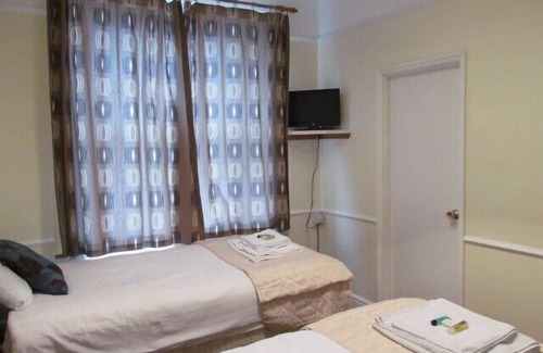 Chippenham House | The Pines Guest Accommodation