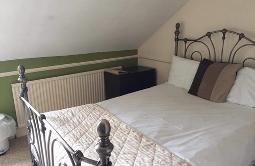 Chippenham House | The Pines Guest Accommodation