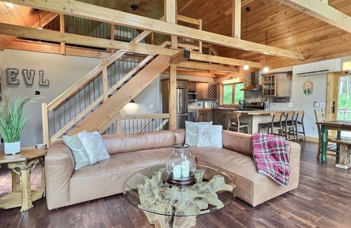 Little Valley Ski Chalet | The Pines on Maples~ Hot Tub ~ Fire Pit & Indoor Fireplace - Game Room