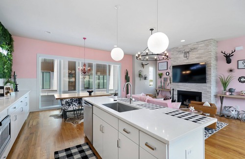 Whitebridge House | The Pink Cowgirl- Local Business Discounts, 4 Miles to Broadway
