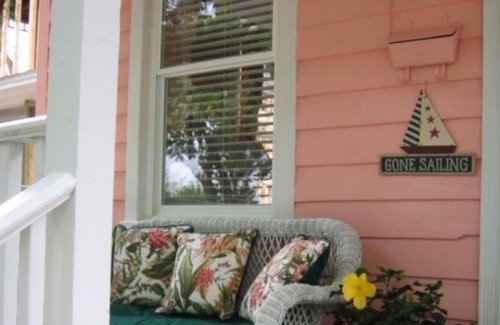 Arsenal Hill Cottage | The Pink House - Downtown in the Vista