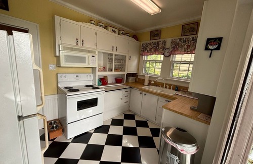 Washington House | The Pirate House: A charming 3-bedroom cottage in historic Little Washington