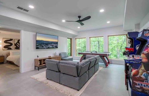 Ellijay House | The Playground- NEW modern luxury home on creek!