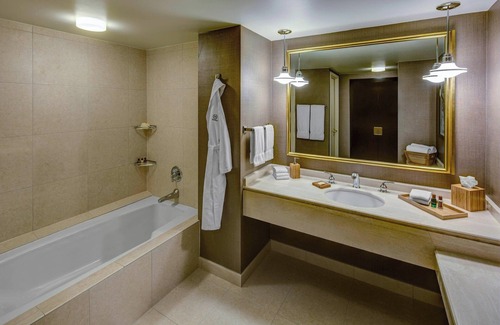 Uptown District Hotel | The Plaza Hotel Columbus at Capital Square