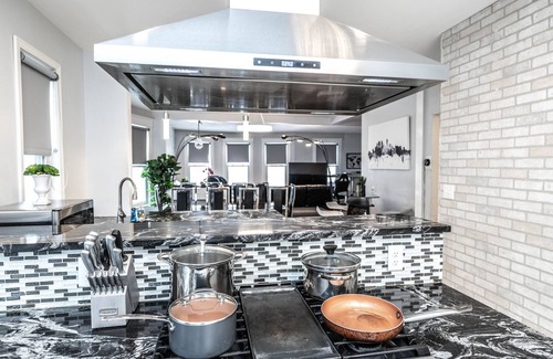 Whittier House | The Pleasant Mansion 6BR (Uptown/Downtown) by Lux Life