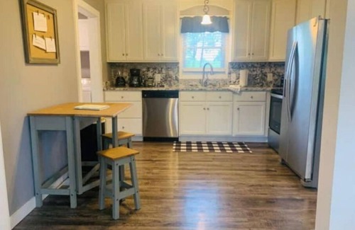 Bowling Green House | The Plum Springs House-cozy family sized pet friendly home w/fenced yard.