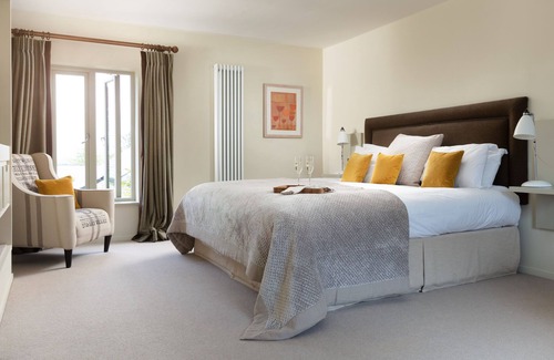 Mitchell Hotel | The Plume of Feathers