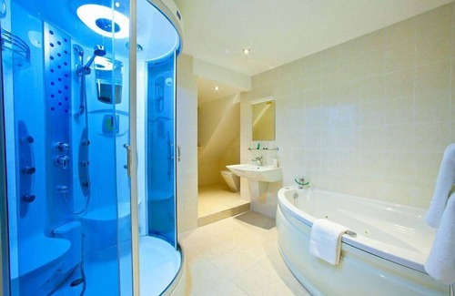 Frampton Hotel | The Poachers Country Hotel