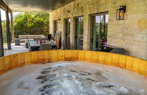 Fredericksburg House | The Point Hill Country Views+Pool+Hot Tub