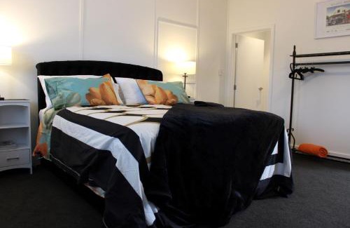 Napier Bed & Breakfast | The Pool House Bed & Breakfast - Near Marine Parade Napier