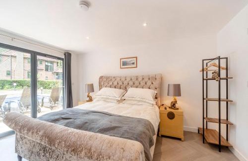 Farnham Common House | The Pool House