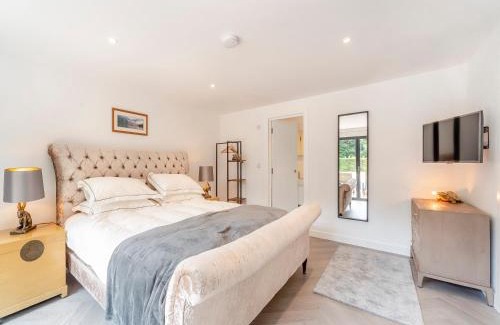 Farnham Common House | The Pool House