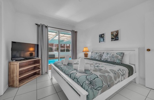 Tura Beach Cabin | The Pool House in Tura