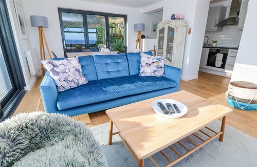 Coverack Apartment | THE POOP DECK, pet friendly, country holiday cottage in Coverack