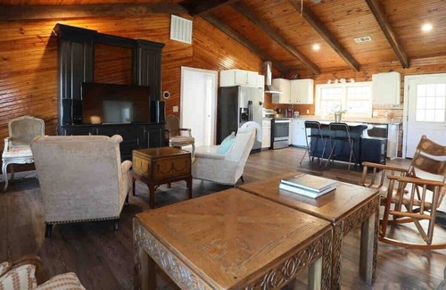 Oxford Cabin | The Pop-Inn, Multi-family only 5 miles to the Square & campus!