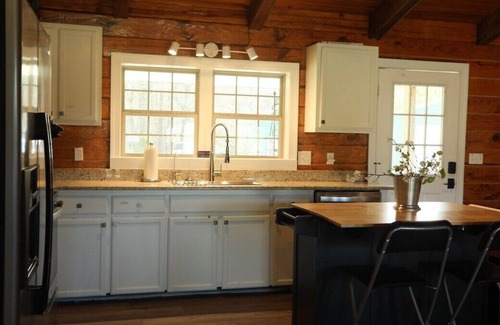 Oxford Cabin | The Pop-Inn, Multi-family only 5 miles to the Square & campus!