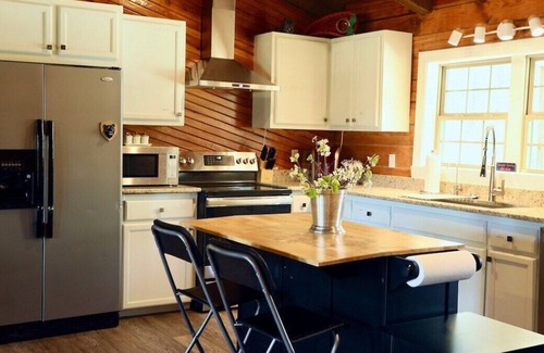 Oxford Cabin | The Pop-Inn, Multi-family only 5 miles to the Square & campus!
