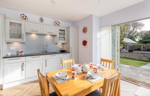 Brighstone House | The Poppies