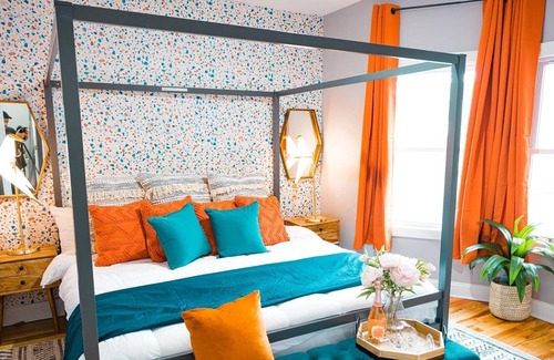 Belleville Apartment | The Posh Lounge ( King Bed & Fire Place)