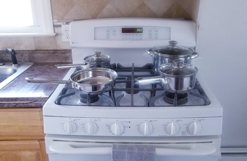 Linden House | THE PROPERTY IS LOCATED IN A QUIET AREA, NEAR TO NEWARK AIRPORT & FEW MALLS.