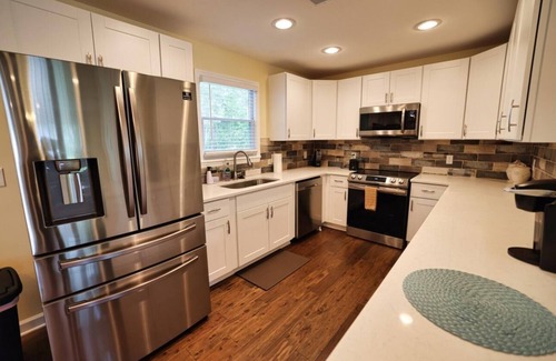 Summerville House | The Pullman Mod: Stylish 4br