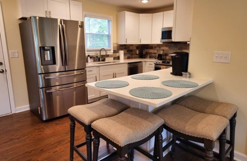 Summerville House | The Pullman Mod: Stylish 4br
