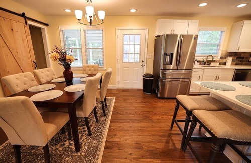 Summerville House | The Pullman Mod: Stylish 4br