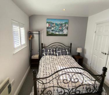 Weymouth Ski Chalet | The Pumphouse with Hot Tub