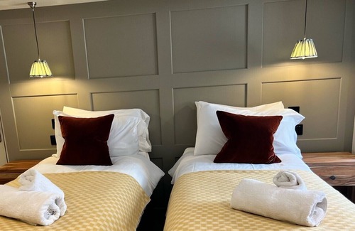 Woodstock Hotel | The Punch Bowl