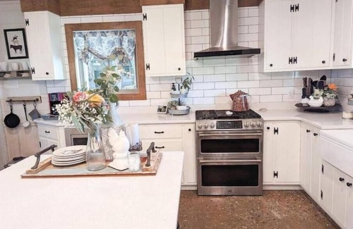 Chesnee House | The Purple Mountain Peach Shed from the 1940s