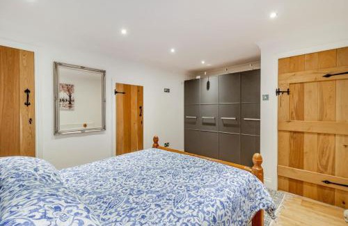 Cowbridge House | The Quail - Cowbridge Cottage with shared swimming pool