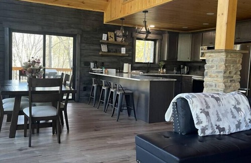 Logan Cabin | The Quana - Hot tub|Huge Entertainment Room