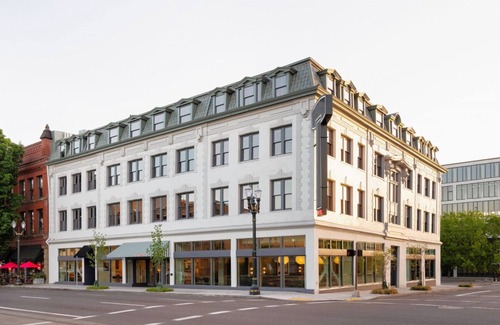 Buckman Neighborhood Apartment | The Queen ADA Roll-In Shower at Hotel Grand Stark