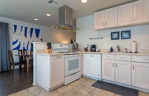 Greenway Plaza-Upper Kirby Apartment | The Queen Endgame! Sleeps 16! 7BR/6BA/3PA ⭐️⭐️⭐️⭐️⭐️